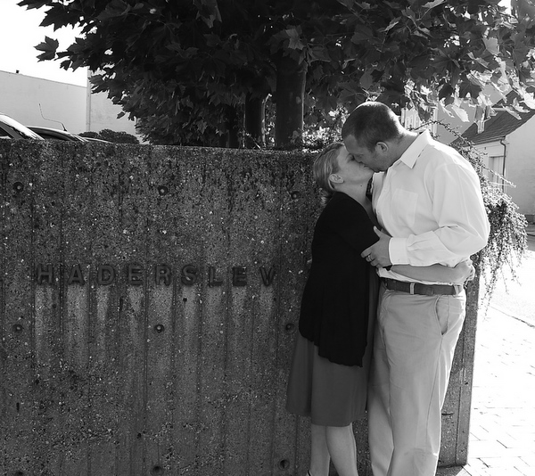 people kissing black and white. people kissing black and white